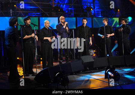 Milano Italia 2008-03-13: Mario Biondi e il gruppo musicale Neri per caso ,cantanti italiani, durante il concerto dal vivo allo Scalo 76 Foto Stock