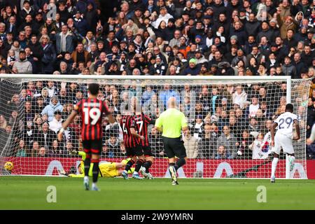 Tottenham Hotspur Stadium, Londra, Regno Unito. 31 dicembre 2023. Premier League Football, Tottenham Hotspur contro Bournemouth; Pape Matar Sarr del Tottenham Hotspur tira e segna 1-0 al 9° minuto credito: Action Plus Sports/Alamy Live News Foto Stock