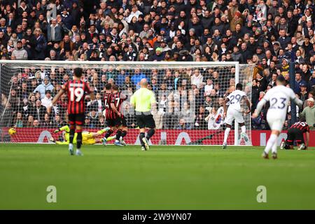 Tottenham Hotspur Stadium, Londra, Regno Unito. 31 dicembre 2023. Premier League Football, Tottenham Hotspur contro Bournemouth; Pape Matar Sarr del Tottenham Hotspur tira e segna 1-0 al 9° minuto credito: Action Plus Sports/Alamy Live News Foto Stock