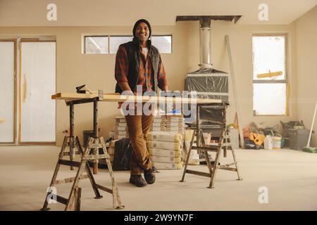 Ritratto di un uomo maturo felice in piedi nella sua cucina, rimodellando e rinnovando la casa. È un esperto appassionato di fai da te, che aggiorna la casa con l'auto Foto Stock