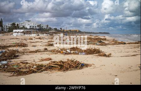 Plastica, rifiuti generici e altri detriti sparsi per Samara Beach di fronte ai resort all inclusive di Sousse, Tunisia. Foto Stock
