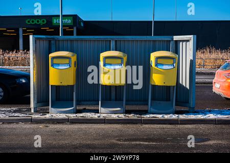 Gothenburg, Svezia - 14 febbraio 2021: Tre caselle postali PostNord gialle di seguito. Foto Stock