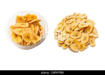 Chip di banana isolati su sfondo bianco. Fette di banana disidratate. Foto Stock