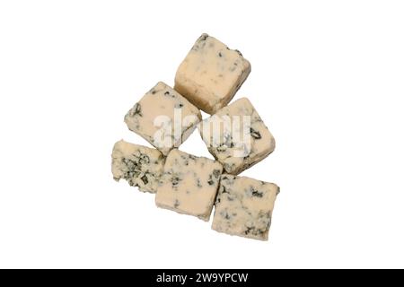 Cubetti di formaggio blu isolati su sfondo bianco. Vista dall'alto. Foto Stock