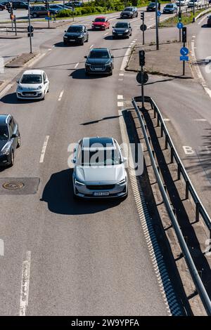 Gothenburg, Svezia - 15 maggio 2022: Auto che attraversano un attraversamento. Foto Stock