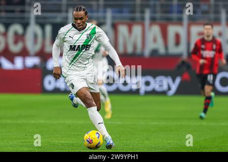 Milano, Italia. 30 dicembre 2023. Armand Lauriente di US Sassuolo è stato visto in azione durante la partita di serie A 2023/24 tra AC Milan e US Sassuolo allo Stadio San Siro, Milano, Italia il 30 dicembre 2023 Credit: Independent Photo Agency/Alamy Live News Foto Stock