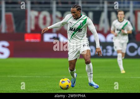 Milano, Italia. 30 dicembre 2023. Armand Lauriente di US Sassuolo è stato visto in azione durante la partita di serie A 2023/24 tra AC Milan e US Sassuolo allo Stadio San Siro, Milano, Italia il 30 dicembre 2023 Credit: Independent Photo Agency/Alamy Live News Foto Stock