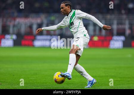 Milano, Italia. 30 dicembre 2023. Armand Lauriente di US Sassuolo è stato visto in azione durante la partita di serie A 2023/24 tra AC Milan e US Sassuolo allo Stadio San Siro, Milano, Italia il 30 dicembre 2023 Credit: Independent Photo Agency/Alamy Live News Foto Stock