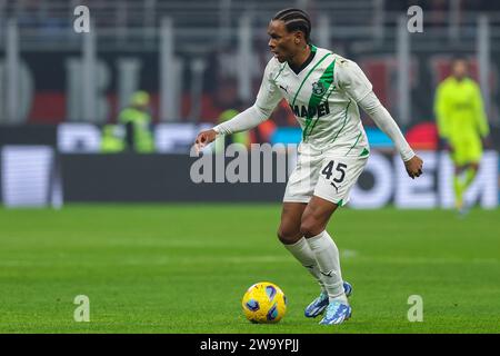 Milano, Italia. 30 dicembre 2023. Armand Lauriente di US Sassuolo è stato visto in azione durante la partita di serie A 2023/24 tra AC Milan e US Sassuolo allo Stadio San Siro, Milano, Italia il 30 dicembre 2023 Credit: Independent Photo Agency/Alamy Live News Foto Stock