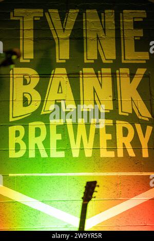 Newcastle Regno Unito: Novembre 2022: Lo striscione della Tyne Bank Brewery illuminato di luci colorate (nessuna persona) Foto Stock