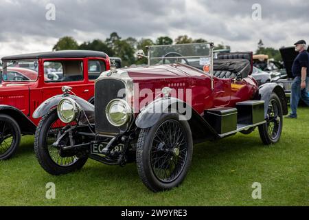 1920 Vauxhall e-TYPE 30-98, in mostra al Race Day Airshow tenutosi a Shuttleworth il 2 ottobre 2023. Foto Stock