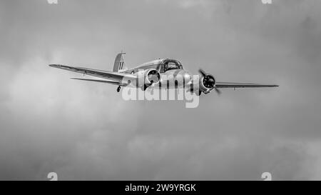 1946 Avro C.19 Anson «G-AHKX» aviotrasportato allo Shuttleworth Race Day Airshow il 1o ottobre 2023. Foto Stock