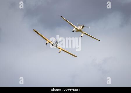 Miles Hawk Speed Six & Percival Mew Gull, in volo al Race Day Airshow tenutosi a Shuttleworth il 1° ottobre 2023. Foto Stock