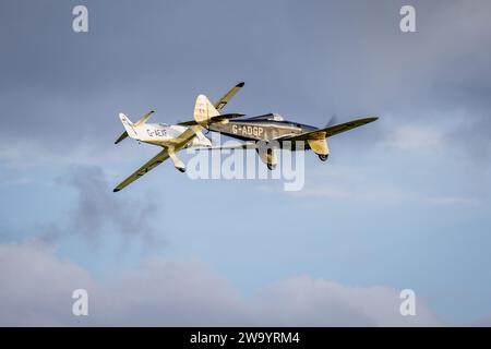 Miles Hawk Speed Six & Percival Mew Gull, in volo al Race Day Airshow tenutosi a Shuttleworth il 1° ottobre 2023. Foto Stock