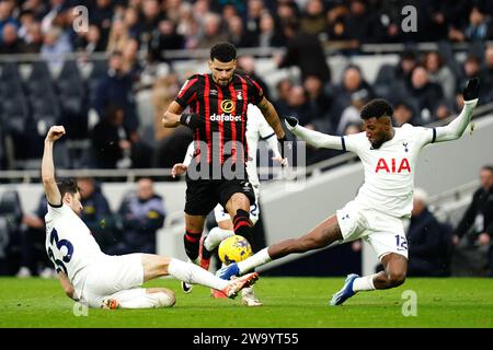 Dominic Solanke di Bournemouth (centro), placcato da Ben Davies del Tottenham Hotspur (sinistra) e Emerson del Tottenham Hotspur (destra) durante la partita di Premier League al Tottenham Hotspur Stadium di Londra. Data immagine: Domenica 31 dicembre 2023. Foto Stock