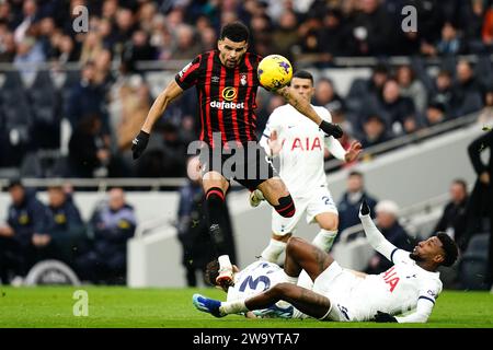 Dominic Solanke di Bournemouth (centro), placcato da Ben Davies del Tottenham Hotspur (sinistra) e Emerson del Tottenham Hotspur (destra) durante la partita di Premier League al Tottenham Hotspur Stadium di Londra. Data immagine: Domenica 31 dicembre 2023. Foto Stock