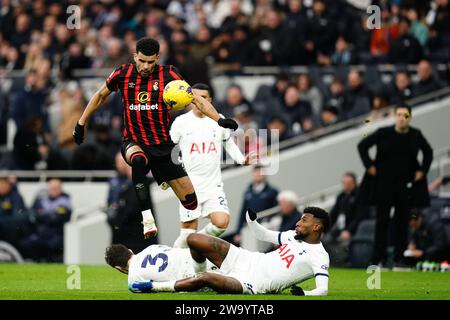 Dominic Solanke di Bournemouth (centro), placcato da Ben Davies del Tottenham Hotspur (sinistra) e Emerson del Tottenham Hotspur (destra) durante la partita di Premier League al Tottenham Hotspur Stadium di Londra. Data immagine: Domenica 31 dicembre 2023. Foto Stock