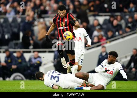 Dominic Solanke di Bournemouth (centro), placcato da Ben Davies del Tottenham Hotspur (sinistra) e Emerson del Tottenham Hotspur (destra) durante la partita di Premier League al Tottenham Hotspur Stadium di Londra. Data immagine: Domenica 31 dicembre 2023. Foto Stock