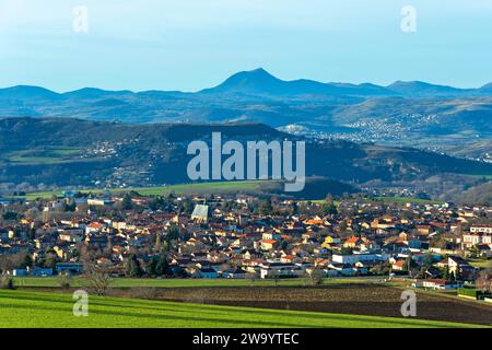 Vista sul villaggio di Vic le Comte, vulcano Puy de Dome sullo sfondo, dipartimento Puy de Dome, Auvergne Rodano Alpi, Francia Foto Stock