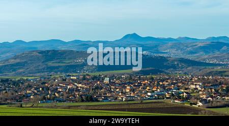 Vista sul villaggio di Vic le Comte, vulcano Puy de Dome sullo sfondo, dipartimento Puy de Dome, Auvergne Rodano Alpi, Francia Foto Stock