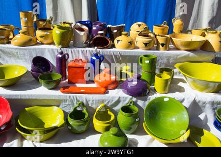 Ceramica colorata e stoviglie in esposizione presso il mercato di Saint Remy de Provence, Bouches du Rhone, Provence Alpes-Cote d'Azur, Francia Foto Stock