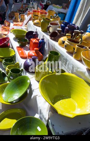 Ceramica colorata e stoviglie in esposizione presso il mercato di Saint Remy de Provence, Bouches du Rhone, Provence Alpes-Cote d'Azur, Francia Foto Stock