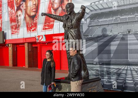 Statua di Bill Shankey con i tifosi allo stadio Anfield, sede del Liverpool Football Club, uno degli English Premier League F.C. Foto Stock