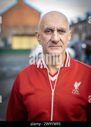 Tifoso del Liverpool FC che indossa una jaket retrò Shankly Foto Stock