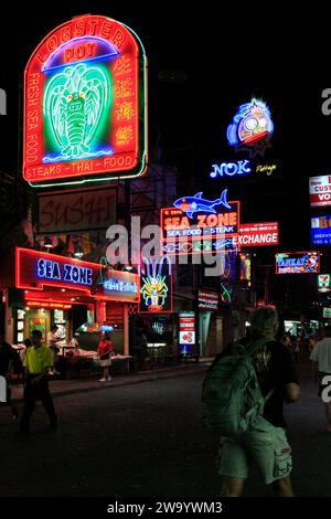 Pattaya, Thailandia - 16 febbraio 2009: I turisti che passeggiano di notte in "Walking Street", uno dei luoghi principali di Pattaya, il più grande ristorante sul mare Foto Stock