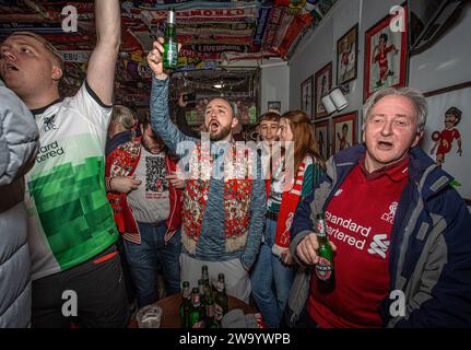 Tifosi di calcio all'interno dell'Albert pub Anfield Liverpool, Inghilterra Foto Stock