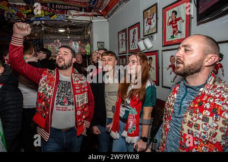 Tifosi del Liverpool fc che fanno il tifo all'interno dell'Albert pub Anfield Liverpool Inghilterra Foto Stock