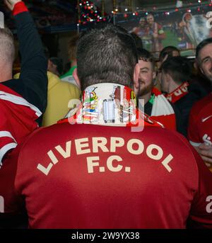 Liverpool FC Supporters Rear view , The Albert pub , Anfield , Liverpool Foto Stock