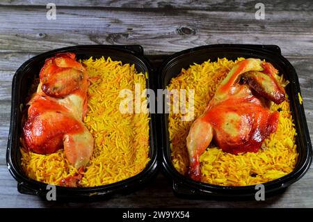 Kabsa di pollo con riso basmati lungo, solitamente servito con salsa dakos di pomodoro, insalata verde e tahini, ricetta yemenita di pollo mandi e r Foto Stock