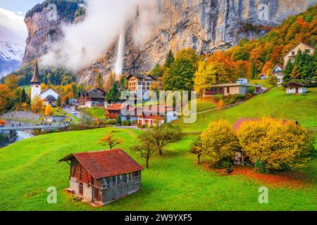 Lauterbrunnen, Svizzera, in una bella mattinata con nebbia macchiata durante la stagione autunnale. Foto Stock