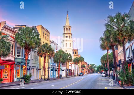 Charleston, South Carolina, città degli Stati Uniti nel quartiere storico al crepuscolo. Foto Stock