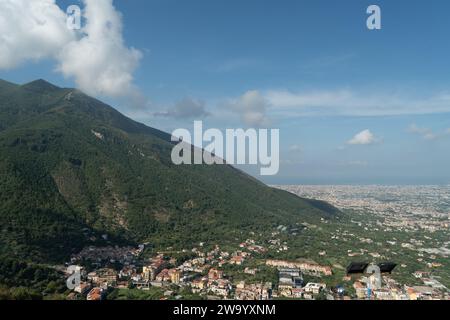 Vista panoramica della vastissima città di Napoli e dei villaggi circostanti dalla montagna della Costiera Amalfitana in Italia Foto Stock