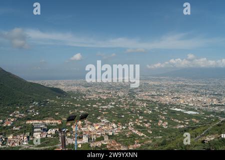 Vista panoramica della vastissima città di Napoli e dei villaggi circostanti dalla montagna della Costiera Amalfitana in Italia Foto Stock