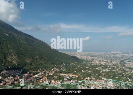 Vista panoramica della vastissima città di Napoli e dei villaggi circostanti dalla montagna della Costiera Amalfitana in Italia Foto Stock