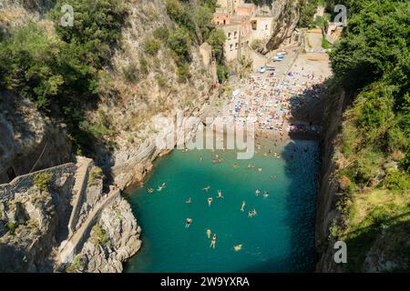 La famosa insenatura Fiordo di furor della Costiera Amalfitana, meta turistica molto apprezzata in estate nel sud dell'Italia. Foto Stock