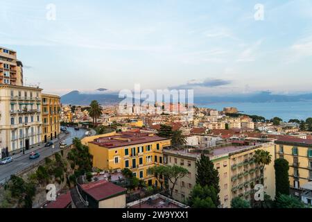 Vie panoramiche W della città di Napoli, del porto e del Monte Vesuvio girato in HDR durante l'estate del 2022 Foto Stock