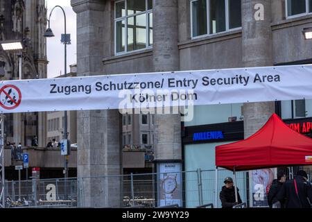 Colonia, Germania. 31 dicembre 2023. Uno striscione indica la zona di divieto dei fuochi d'artificio intorno alla cattedrale di Colonia a fine anno. Crediti: Thomas Banneyer/dpa/Alamy Live News Foto Stock