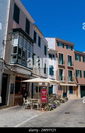 Street Cafe con area salotto all'aperto vuota Mahon Minorca Spagna Foto Stock