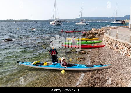 Gente che canta in mare. Fornells Menorca Spagna. Foto Stock