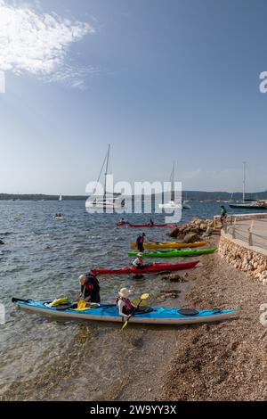 Gente che canta in mare. Fornells Menorca Spagna. Foto Stock