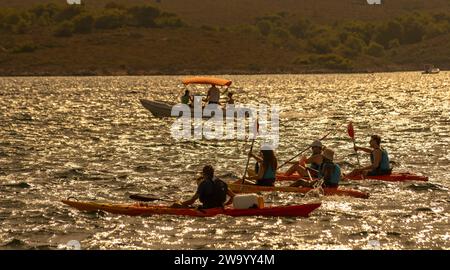 Gente che canta in mare. Fornells Menorca Spagna. Foto Stock