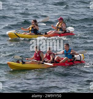 Gente che canta in mare. Fornells Menorca Spagna. Foto Stock