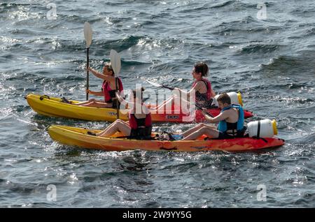 Gente che canta in mare. Fornells Menorca Spagna. Foto Stock