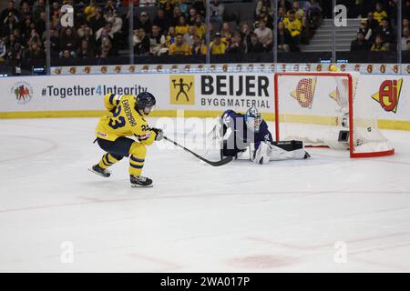 Jonathan Lekkerimäki, svedese, nei rigori contro il portiere finlandese Noa Vali, durante la partita di hockey su ghiaccio del gruppo IIHF World Junior Championship A tra Svezia e Finlandia allo Scandinavium di Gothenburg, Svezia, 31 dicembre 2023.foto: Adam Ihse / TT / Code 9200 Foto Stock