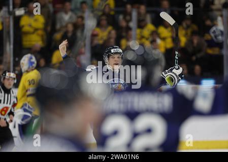 Il finlandese Jani Nyman segna il tiro di rigore vincente contro il portiere svedese Melker Thelin durante il girone A del campionato del mondo juniores IIHF Foto Stock