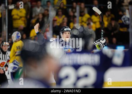 Il finlandese Jani Nyman segna il tiro di rigore vincente contro il portiere svedese Melker Thelin durante il girone A del campionato del mondo juniores IIHF Foto Stock